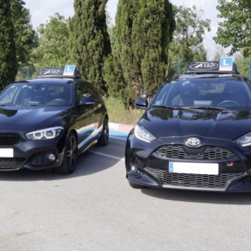 Dos vehículos de Autoescuela A 14 en Palau solità i Plegamans