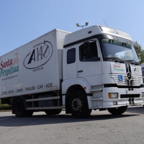 Camión pequeño de Autoescuela A 14 para formación vial en Palau solità i Plegamans