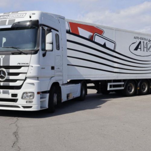 Camió articulat amb trailer d'Autoescola A 14 per a la formació a Palau solità i Plegamans